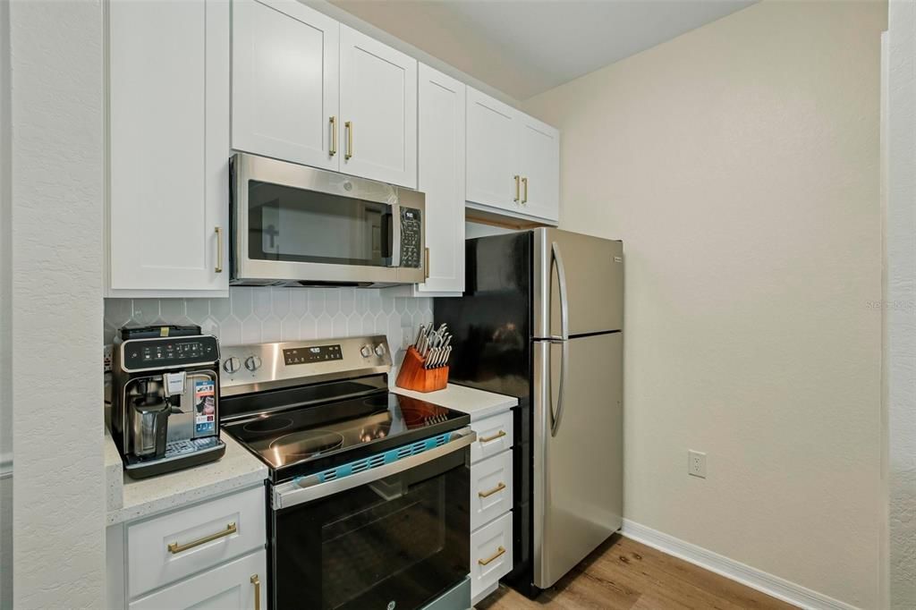 For Sale: $160,000 (1 beds, 1 baths, 812 Square Feet)