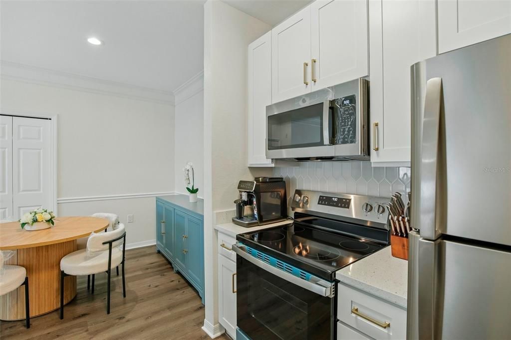 For Sale: $160,000 (1 beds, 1 baths, 812 Square Feet)