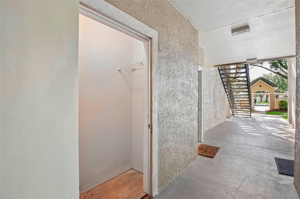 For Sale: $160,000 (1 beds, 1 baths, 812 Square Feet)