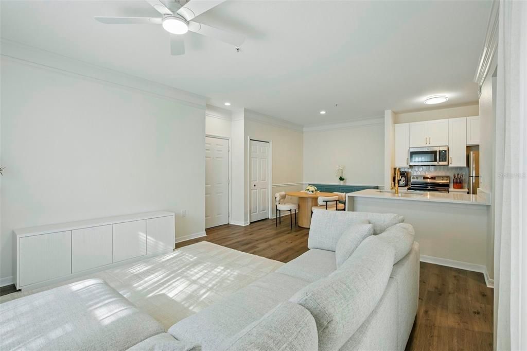 For Sale: $160,000 (1 beds, 1 baths, 812 Square Feet)