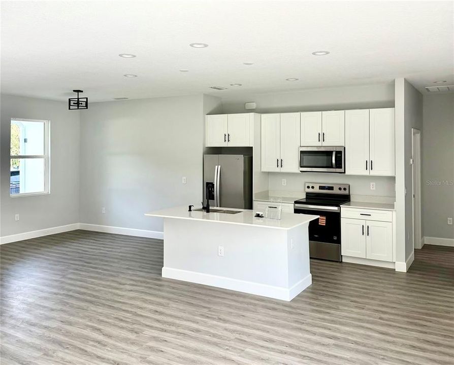 На продажу: $339,900 (4 спален, 2 ванн, 1636 Квадратных фут)