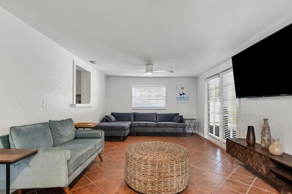 В аренду: $4,400 (4 спален, 2 ванн, 1760 Квадратных фут)