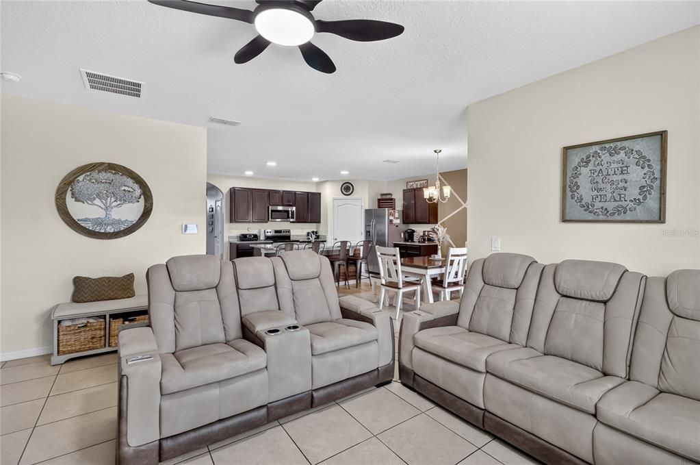 En Venta: $339,000 (4 camas, 2 baños, 1867 Pies cuadrados)