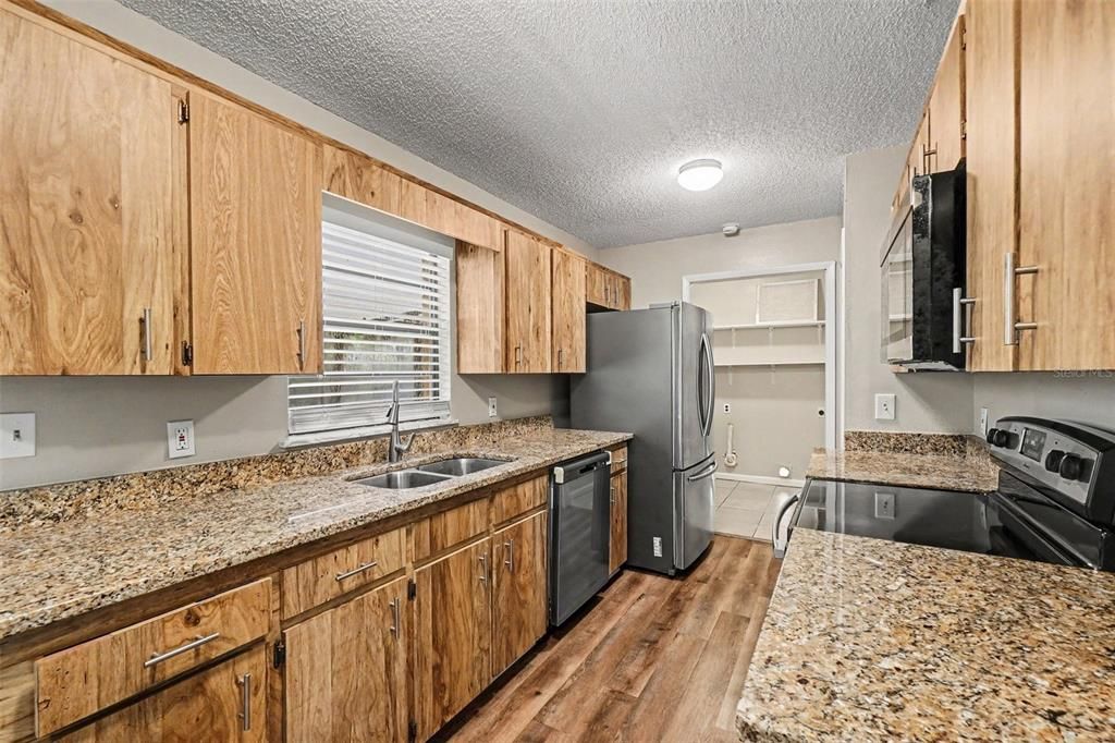 На продажу: $299,900 (4 спален, 2 ванн, 1164 Квадратных фут)