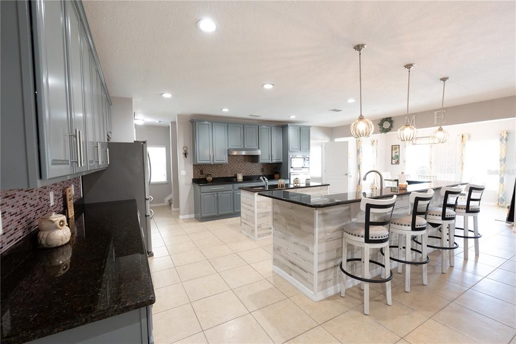En Venta: $514,900 (3 camas, 3 baños, 2720 Pies cuadrados)