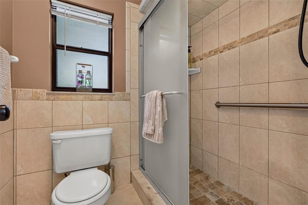 На продажу: $199,900 (2 спален, 2 ванн, 1014 Квадратных фут)