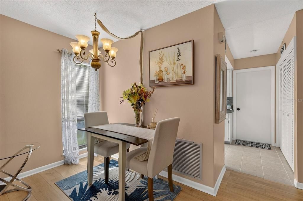 На продажу: $199,900 (2 спален, 2 ванн, 1014 Квадратных фут)