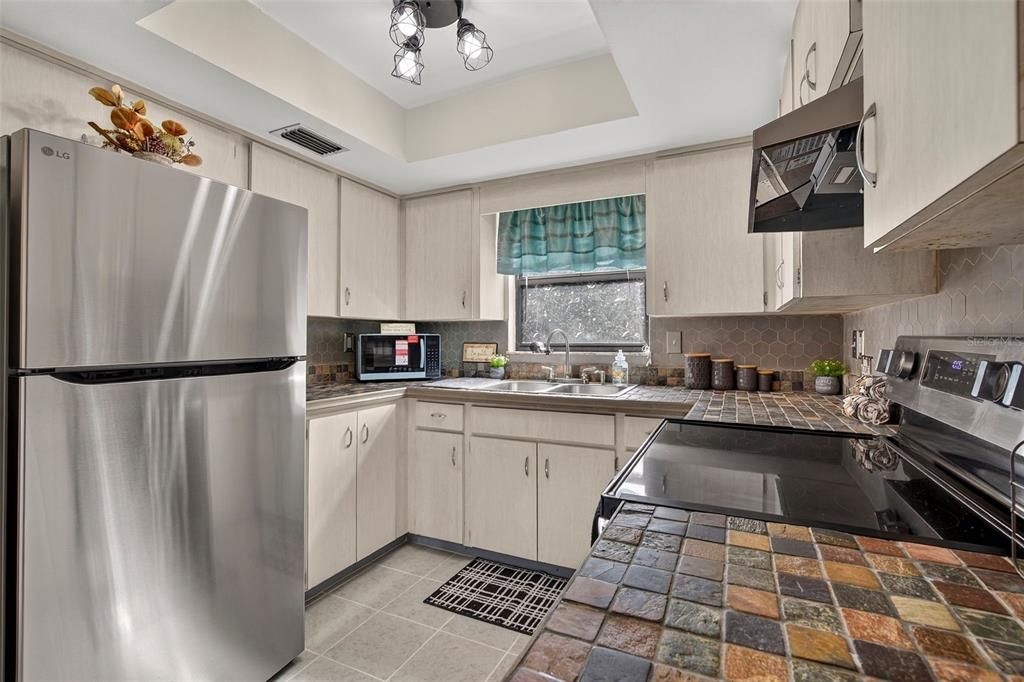 На продажу: $199,900 (2 спален, 2 ванн, 1014 Квадратных фут)