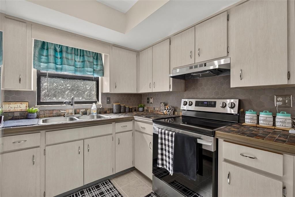 На продажу: $199,900 (2 спален, 2 ванн, 1014 Квадратных фут)