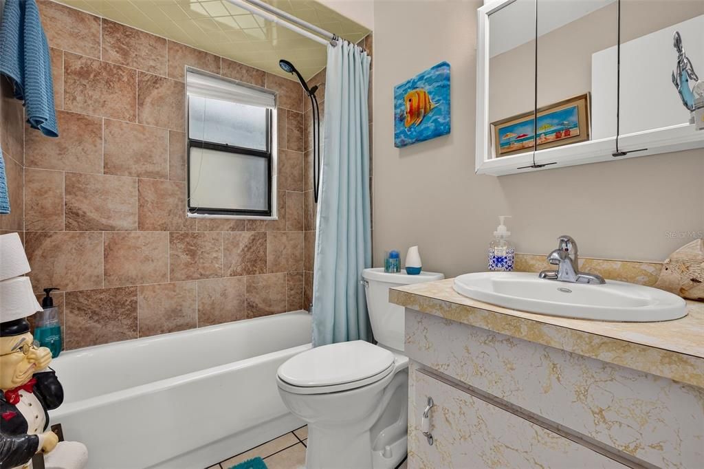 На продажу: $199,900 (2 спален, 2 ванн, 1014 Квадратных фут)