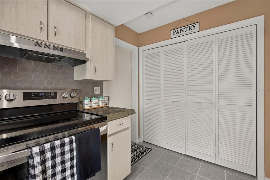 На продажу: $199,900 (2 спален, 2 ванн, 1014 Квадратных фут)