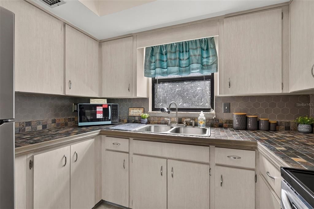 На продажу: $199,900 (2 спален, 2 ванн, 1014 Квадратных фут)