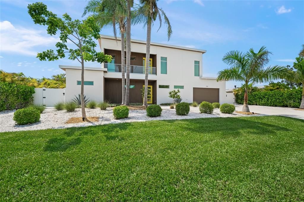 For Sale: $2,250,000 (6 beds, 6 baths, 3931 Square Feet)