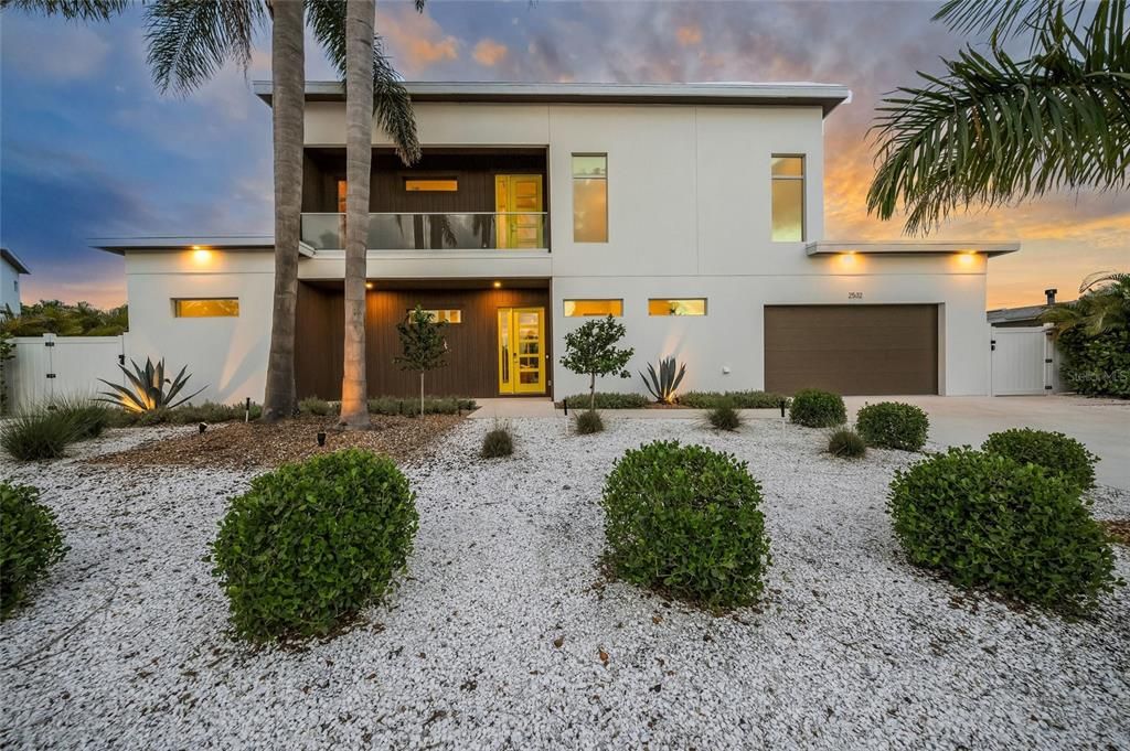 For Sale: $2,250,000 (6 beds, 6 baths, 3931 Square Feet)
