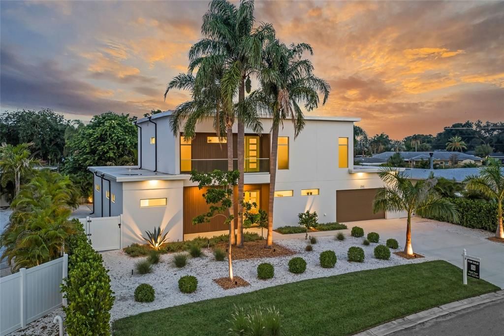 For Sale: $2,250,000 (6 beds, 6 baths, 3931 Square Feet)