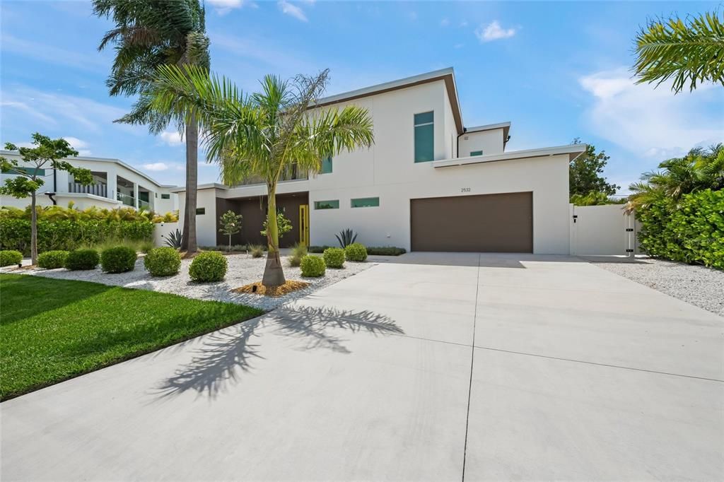 For Sale: $2,250,000 (6 beds, 6 baths, 3931 Square Feet)
