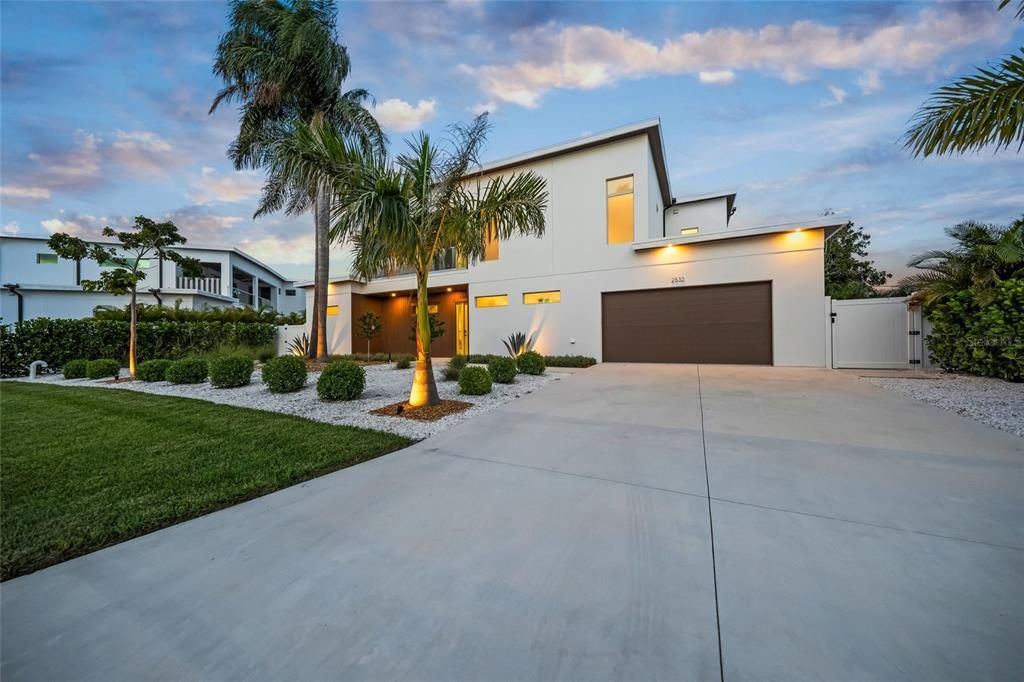 For Sale: $2,250,000 (6 beds, 6 baths, 3931 Square Feet)