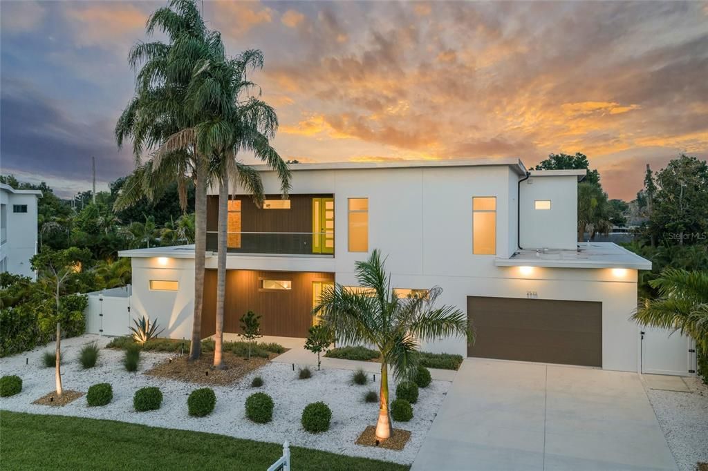 For Sale: $2,250,000 (6 beds, 6 baths, 3931 Square Feet)