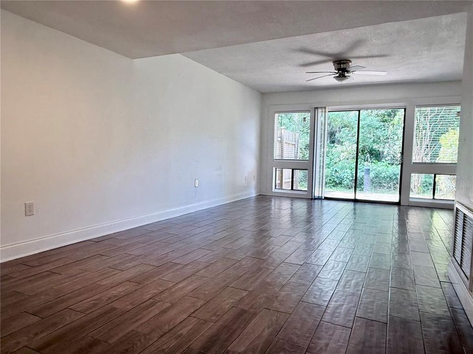 For Sale: $159,900 (2 beds, 1 baths, 999 Square Feet)