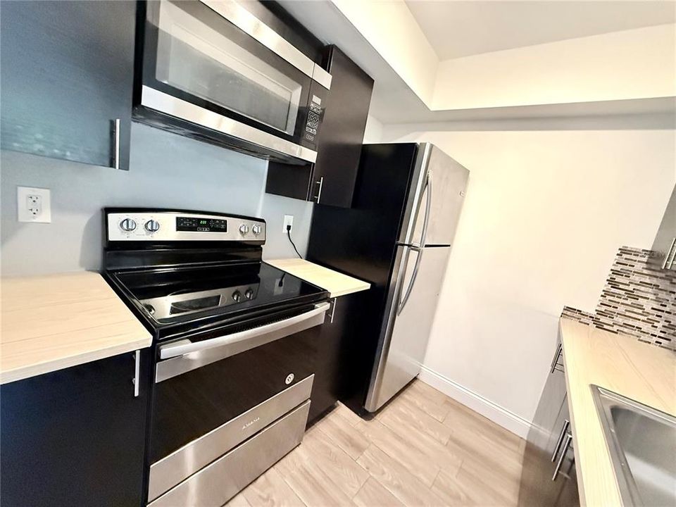 For Sale: $159,900 (2 beds, 1 baths, 999 Square Feet)