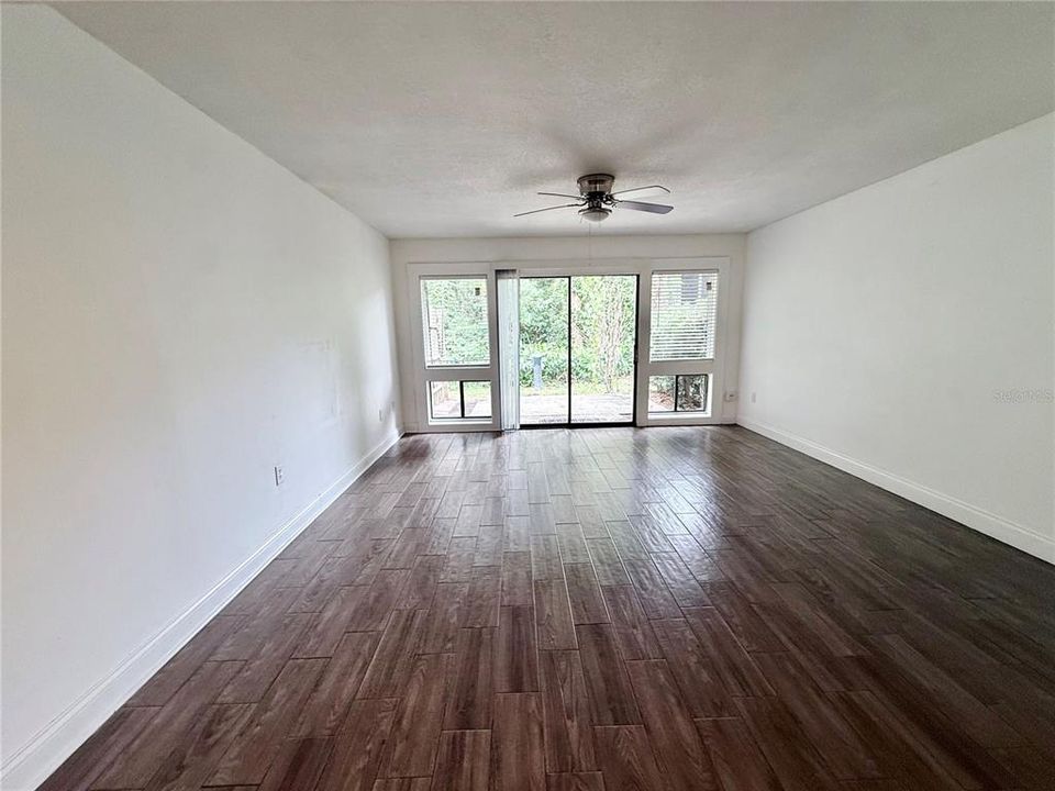 For Sale: $159,900 (2 beds, 1 baths, 999 Square Feet)