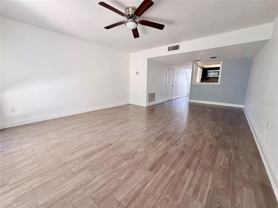 For Sale: $159,900 (2 beds, 1 baths, 999 Square Feet)