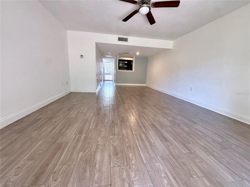 For Sale: $159,900 (2 beds, 1 baths, 999 Square Feet)