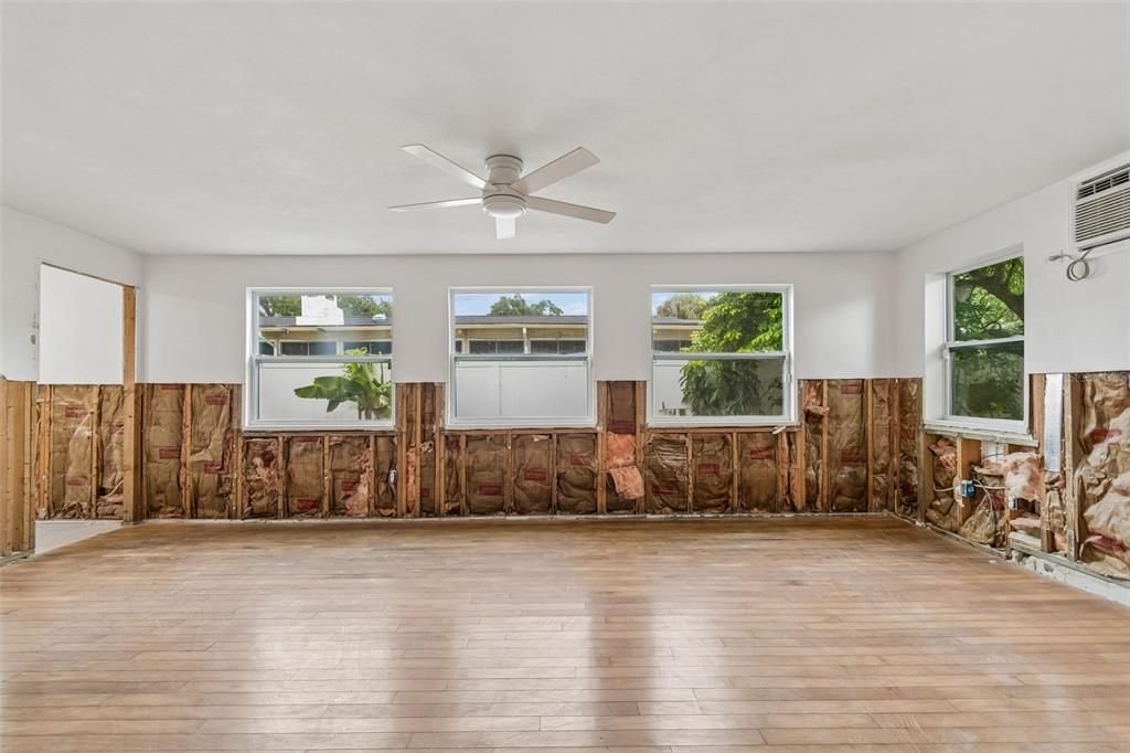 Activo con contrato: $347,000 (4 camas, 2 baños, 2291 Pies cuadrados)
