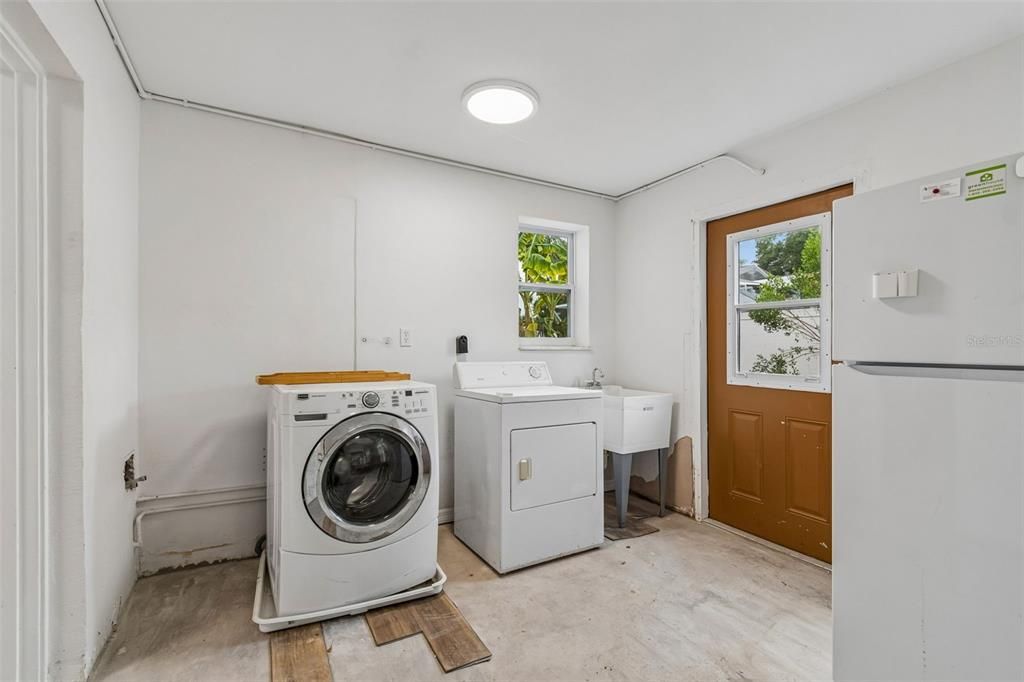 Activo con contrato: $347,000 (4 camas, 2 baños, 2291 Pies cuadrados)