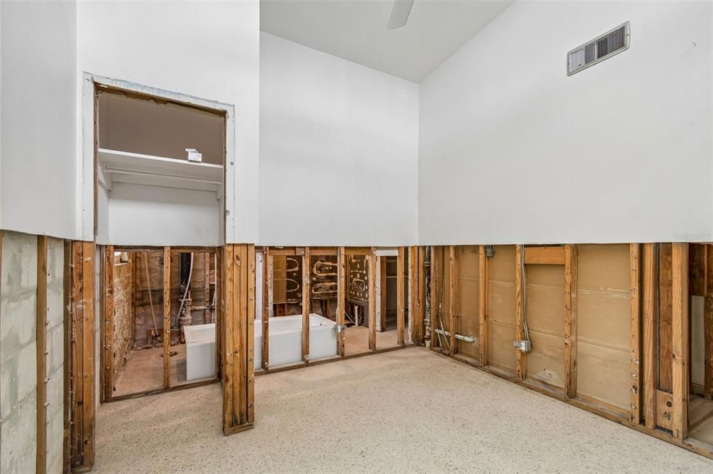 Activo con contrato: $347,000 (4 camas, 2 baños, 2291 Pies cuadrados)