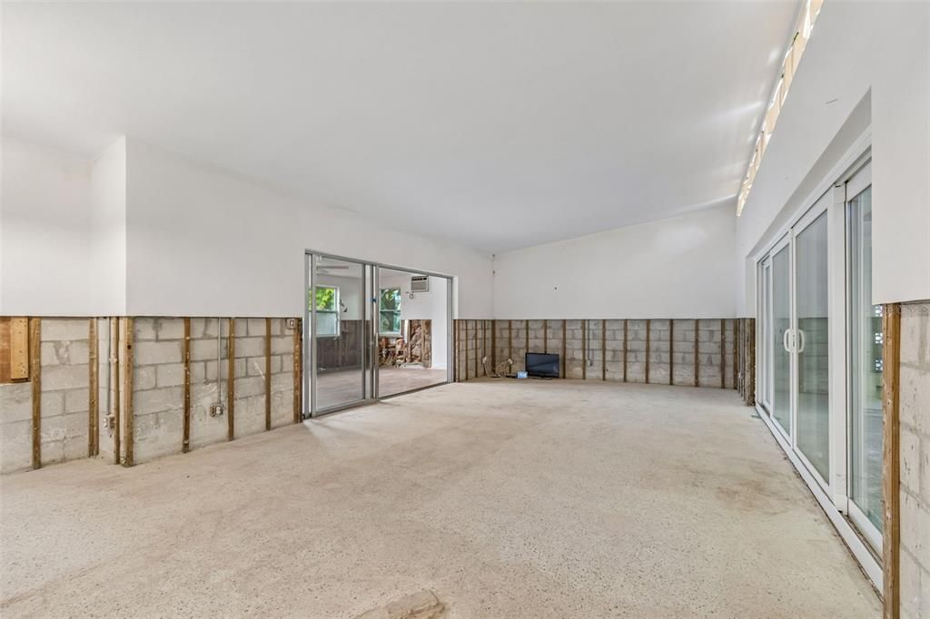 Activo con contrato: $347,000 (4 camas, 2 baños, 2291 Pies cuadrados)