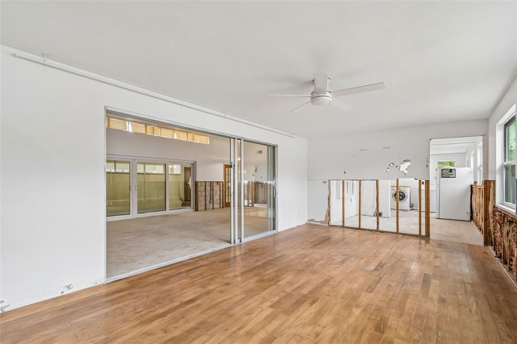 Activo con contrato: $347,000 (4 camas, 2 baños, 2291 Pies cuadrados)