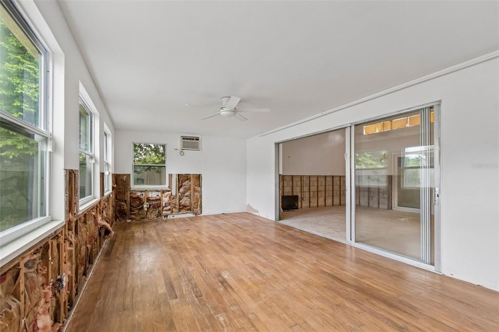 Activo con contrato: $347,000 (4 camas, 2 baños, 2291 Pies cuadrados)