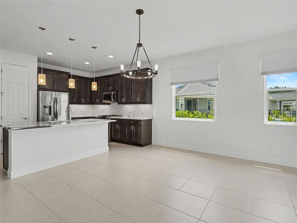 На продажу: $399,999 (2 спален, 2 ванн, 1575 Квадратных фут)