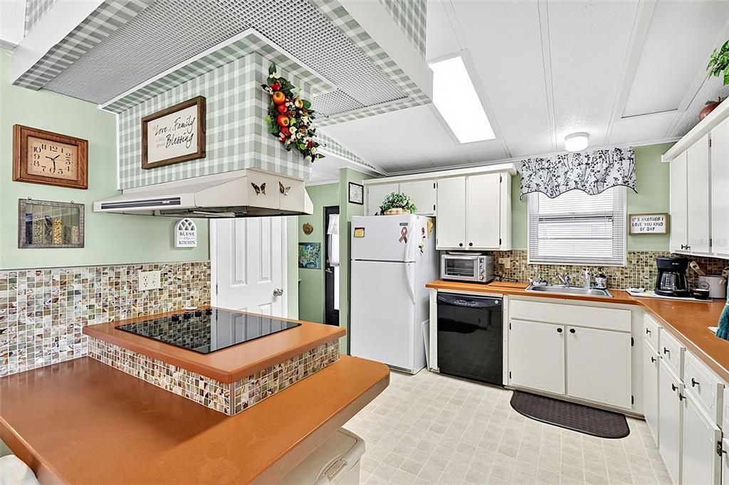 На продажу: $159,900 (2 спален, 2 ванн, 1572 Квадратных фут)
