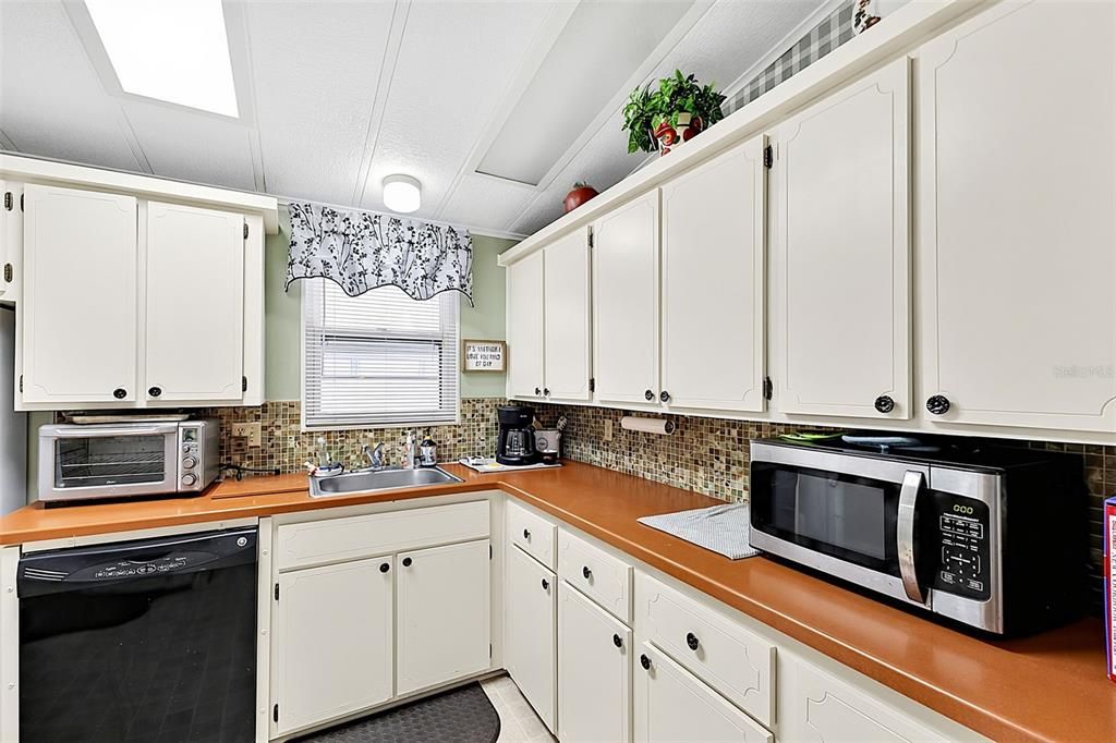 На продажу: $159,900 (2 спален, 2 ванн, 1572 Квадратных фут)