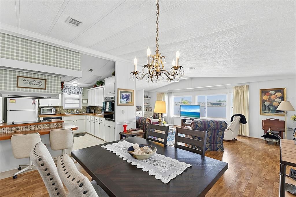 На продажу: $159,900 (2 спален, 2 ванн, 1572 Квадратных фут)