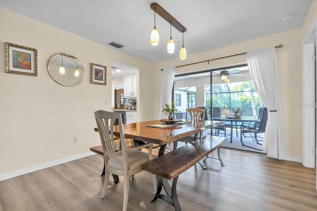 En Venta: $425,000 (3 camas, 2 baños, 2030 Pies cuadrados)