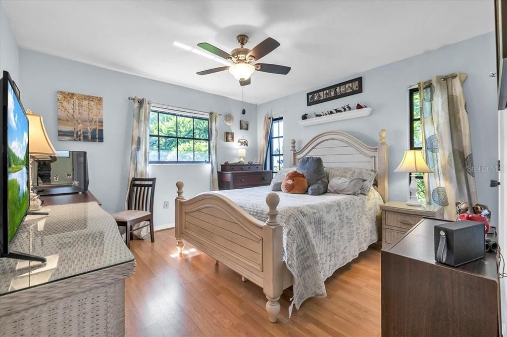 En Venta: $425,000 (3 camas, 2 baños, 2030 Pies cuadrados)