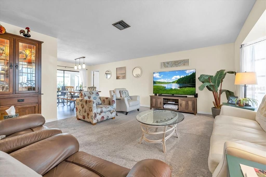En Venta: $425,000 (3 camas, 2 baños, 2030 Pies cuadrados)