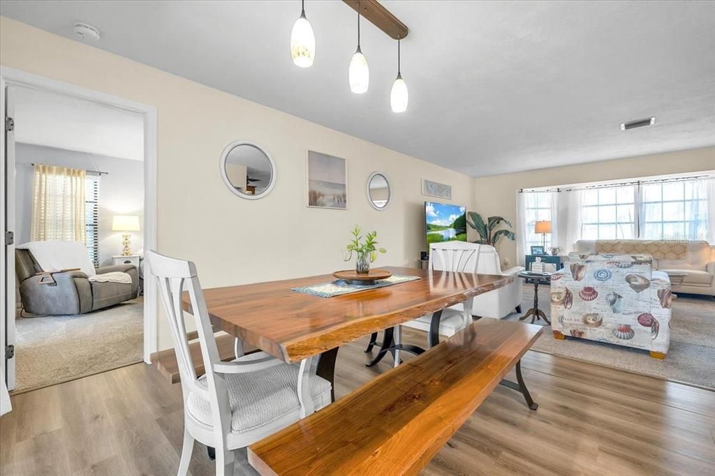En Venta: $425,000 (3 camas, 2 baños, 2030 Pies cuadrados)