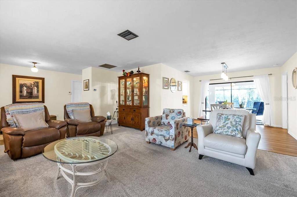 En Venta: $425,000 (3 camas, 2 baños, 2030 Pies cuadrados)