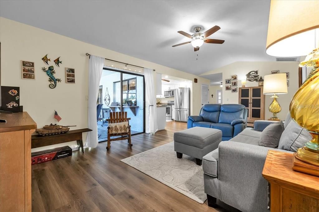 En Venta: $425,000 (3 camas, 2 baños, 2030 Pies cuadrados)