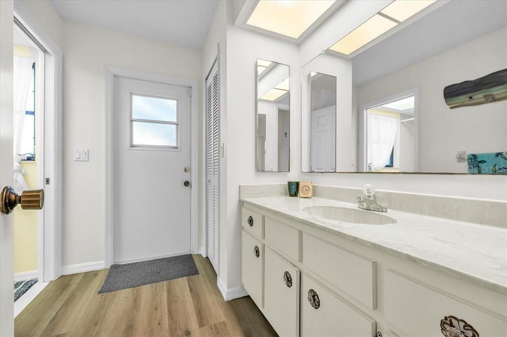 En Venta: $425,000 (3 camas, 2 baños, 2030 Pies cuadrados)