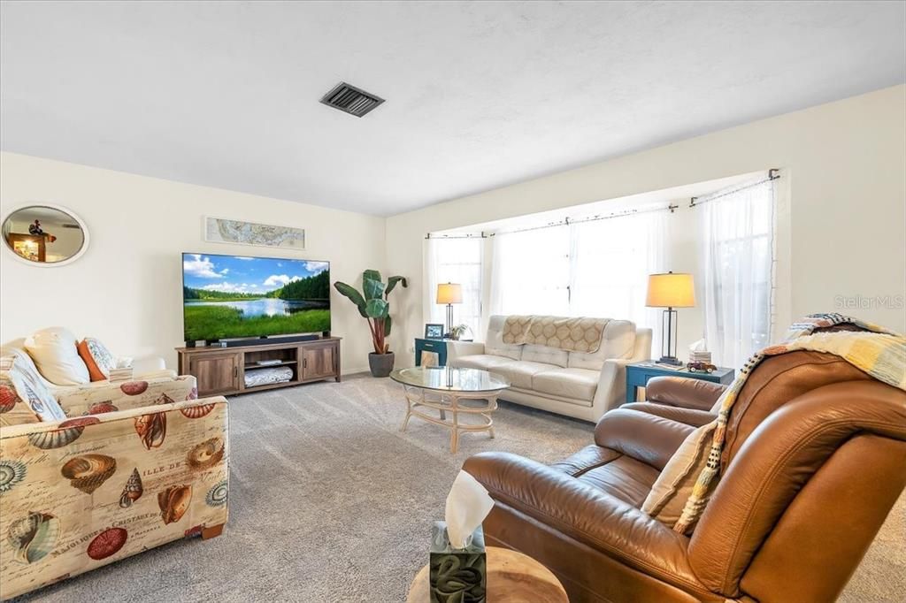 En Venta: $425,000 (3 camas, 2 baños, 2030 Pies cuadrados)