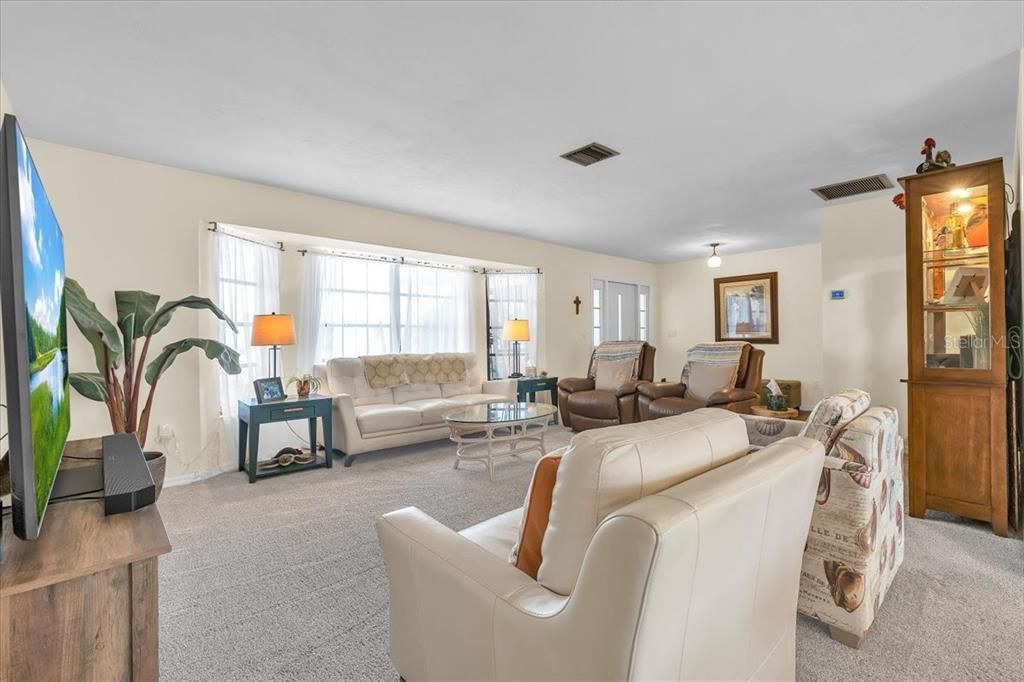En Venta: $425,000 (3 camas, 2 baños, 2030 Pies cuadrados)