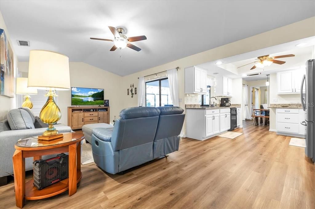 En Venta: $425,000 (3 camas, 2 baños, 2030 Pies cuadrados)