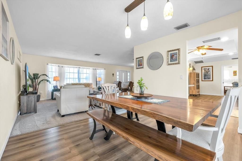 En Venta: $425,000 (3 camas, 2 baños, 2030 Pies cuadrados)