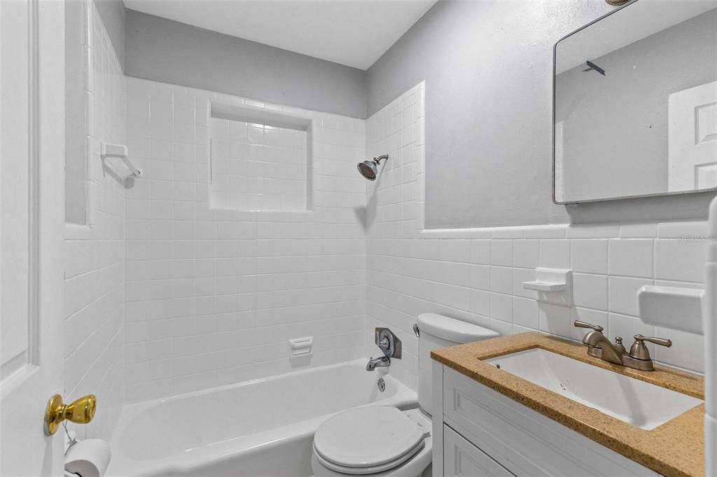Activo con contrato: $230,000 (3 camas, 1 baños, 1396 Pies cuadrados)