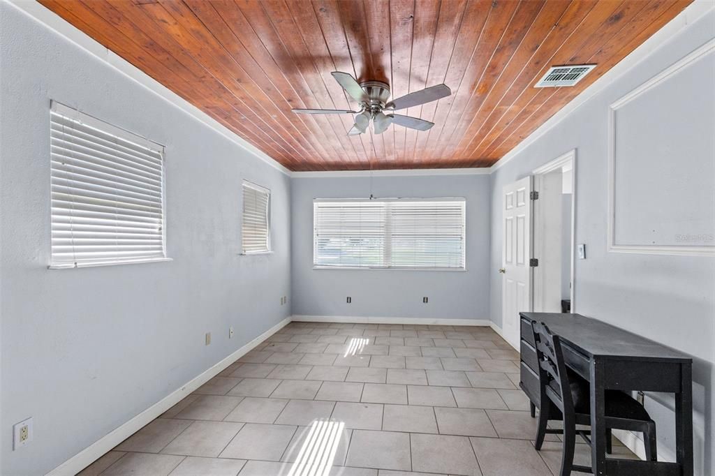 Activo con contrato: $230,000 (3 camas, 1 baños, 1396 Pies cuadrados)